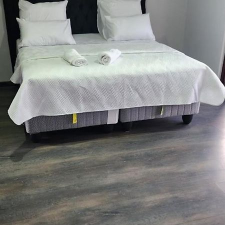 Silent Corner Guest House Roodepoort Bagian luar foto